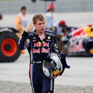 Vettel se enroscou em Webber e chamou o parceiro de louco: 