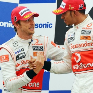 Button e Hamilton tamb&eacute;m brigaram pela ponta, mas Lewis levou a melhor e venceu sua primeira - Foto: Mustafa Ozer/AFP