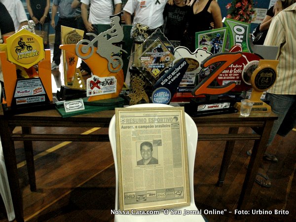 Aqui em exposi&ccedil;&atilde;o uma pequena parte dos trof&eacute;us conquistados por Aurora em sua vitoriosa carreira e uma reportagem de um jornal enfocando a conquista do Campeonato Brsileiro de Eunduro