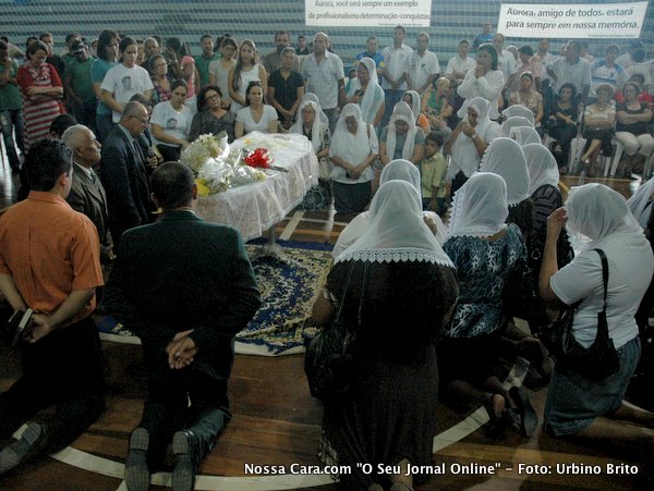 Aqui um momento de ora&ccedil;&atilde;o e medita&ccedil;&atilde;o antes da saida do cortejo f&uacute;nebre para o cemit&eacute;rio da Consola&ccedil;&atilde;o