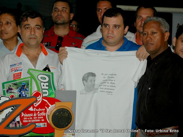 Gilson Oliveira aqui com Z&eacute; do R&aacute;dio (pres. FBM, e Toninho Despachante posam com uma camisa em homenagem ao Eduardo