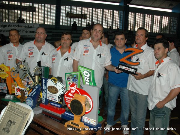 Z&eacute; do R&aacute;dio (camisa azul) posa juntamente com os pilotos do Zaga Moto Clube posam com o &uacute;ltimo trof&eacute;u conquistado por Aurora