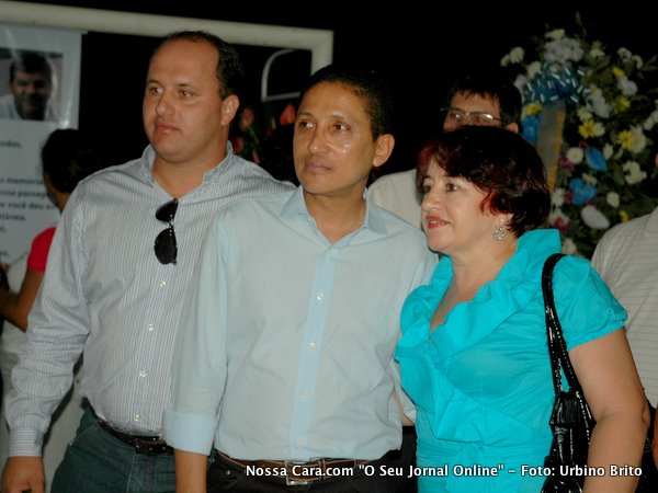 Fl&aacute;vio Viana Braga, Gilberto Abade (centro) prefeito de Porto Seguro e Maria Menezes (vice prefeita de Eun&aacute;polis) vieram prestar suas &uacute;ltimas homenagens ao amigo