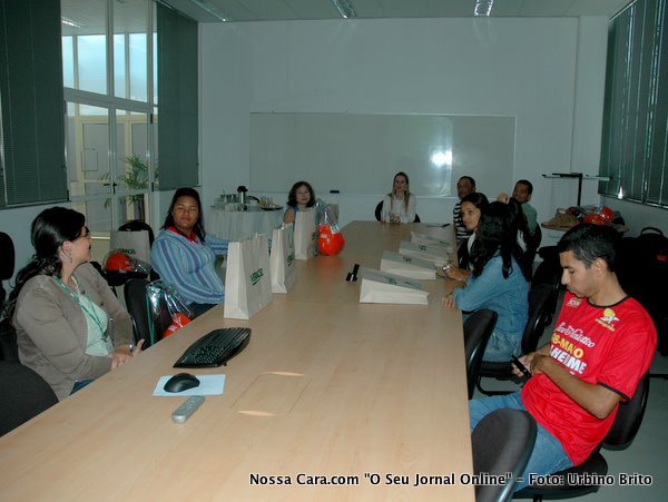 Aqui os visitantes participam de uma palestra o t&eacute;cnico Taciso Matos faz uma explana&ccedil;&atilde;o sobre o funcionamento da ind&uacute;stria