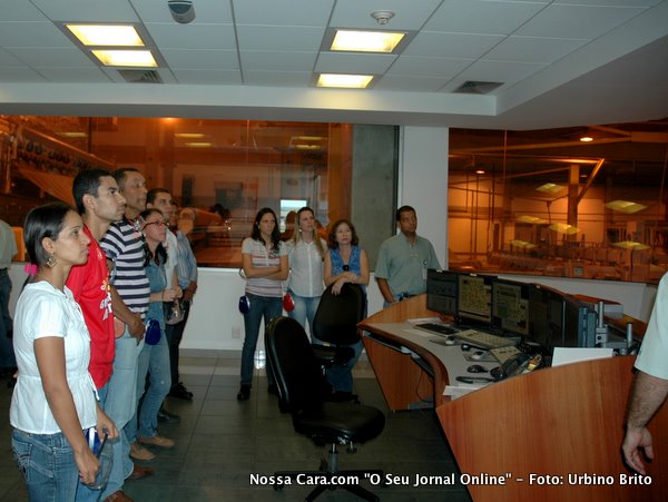 Neste centro de controle os visitantes conhecem como &eacute; todo o processo de secagem corte e embalagem da celulose