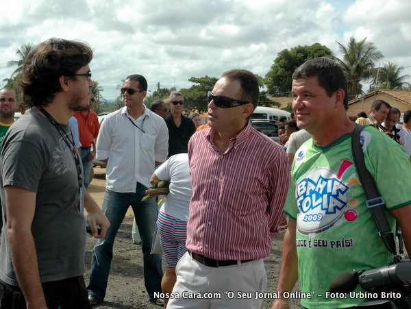 A direita M&aacute;rio Beitencourt (jornal A Tarde) Jess&eacute; Olympio (assessor de comunica&ccedil;&atilde;o da Embas) e Sim&otilde;es, cinegrafista da Tv. Santa Cruz
