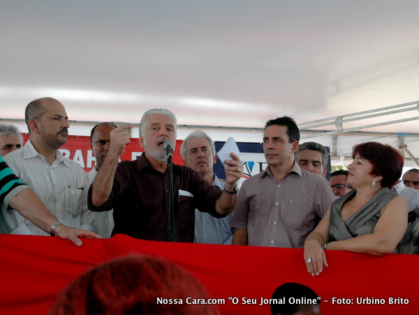 O governador Jaques Wagner discursa tendo a esquera o prefeito Rob&eacute;rio Oliveira e a direita o Dep. Federal S&eacute;rgio Carneiro e a vice prefeita Maria Menzes
