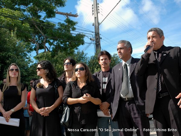 Dr. Ant&ocirc;nio Ap&oacute;stolo (pres. AOB-Eun&aacute;polis) junatmente com a comiss&atilde;o organizadora do protesto