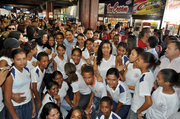 O prefeito Gilberto Abade no sagu&atilde;o do aeroporto enquanto espera a chegada do governador