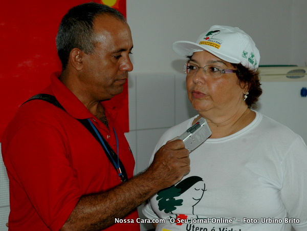 Eliane Menezes sendo entrevistada pelo rep&oacute;rter da R&aacute;dio Ativa FM 