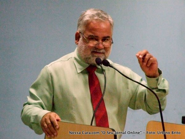Lucas Leite usando a tribuna da C&acirc;mara