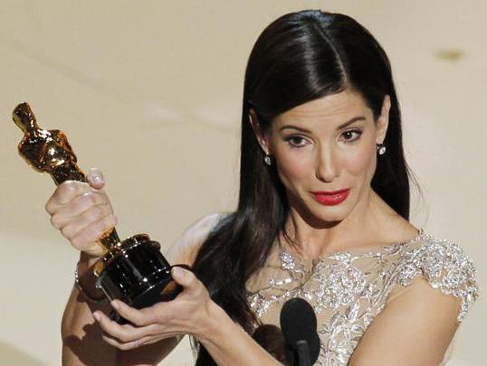 Sandra Bullock comemora vit&oacute;ria como a melhor atriz do ano no Oscar por sua atua&ccedil;&atilde;o em 