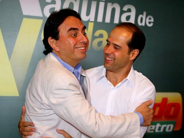 Luiz Carlos Batista (&agrave; esq.), da Insinuante, ficar&aacute; &agrave; frente do conselho executivo da nova empresa; Ricardo Nunes, da Ricardo Eletro, ser&aacute; presidente da M&aacute;quina de Vendas