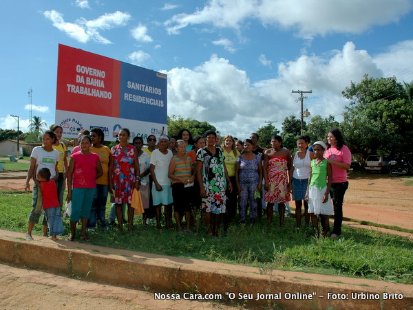 Ruthe Contadora com as pessoas que ser&atilde;o beneficiadas pelo Porjeto com a constru&ccedil;&atilde;o dos banheiros