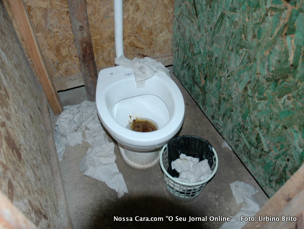 Aqui vemos as p&eacute;ssimas condi&ccedil;&otilde;es das instala&ccedil;&otilde;es sanit&aacute;rias que s&atilde;o usadas pelos oper&aacute;rios da obra