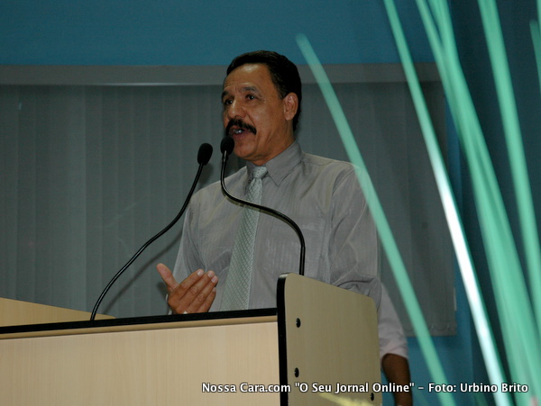 Vereador Am&oacute;s Bispo Pereira, usando a tribuna durante a sess&atilde;o