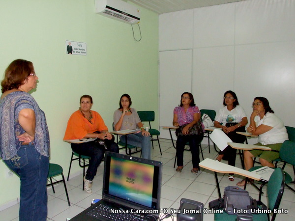 Em p&eacute; Eliane Menezes (Sindicato), Liziane Bomfim e Fernanda (sec. Sa&uacute;de), Maureen Lacerda (secretaria de Educa&ccedil;&atilde;o) Ieda (Educa&ccedil;&atilde;o) e Alba Menezes (Sindicato)
