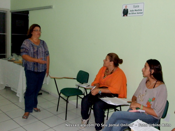 Eliane Menezes fazendo sua explan&ccedil;&atilde;o sobre o programa e sentadas Liziane Bomfim e Fernanda 