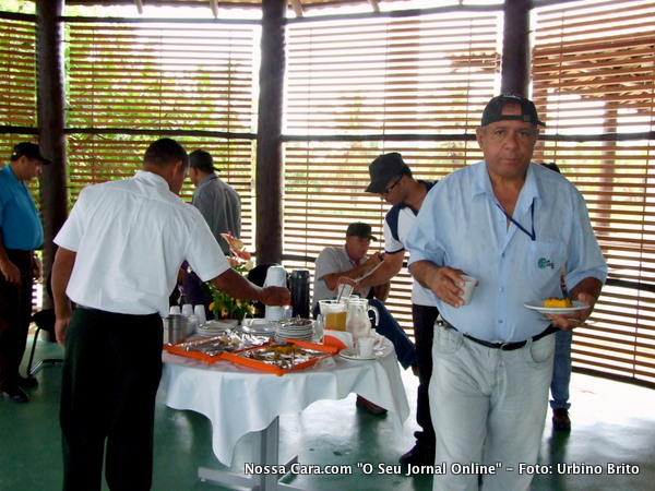 Aqui durante o caf&eacute; da oferecido a imprensa na chegada do TMB.
