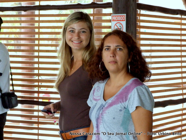 Karina (loira) e Duda Toralles, as meninas da comunica&ccedil;&atilde;o da Veracel
