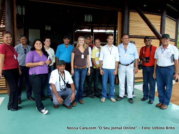 Membros da imprensa e funcion&aacute;rios da empresa posam para foto