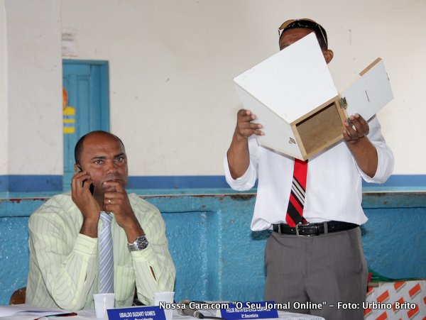 Funcion&aacute;rio da C&acirc;mara mostra para o p&uacute;blico e os vereadores presnetes a urna vazia antes de come&ccedil;ar a vota&ccedil;&atilde;o de projetos