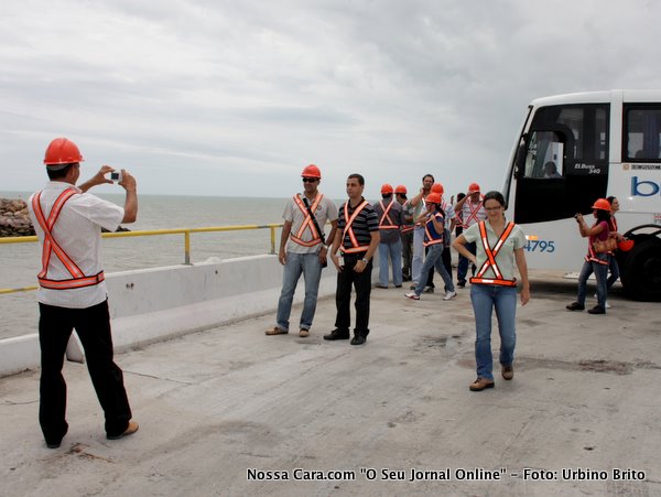 Nesta imagem os visitantes descem do &ocirc;nibus e come&ccedil;a a visita propriamente dita