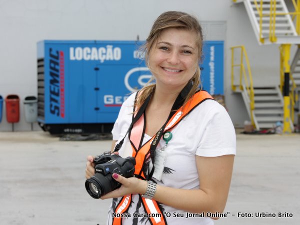 A futura mam&atilde;e Carina da comunica&ccedil;&atilde;o da Veracel que recepcionou os convidados