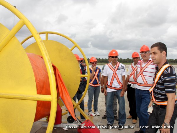 Tarciso Matos, coordenador de controle ambiental explica para os conselheiros o funcionamento do equipamento para retirar &oacute;leo do mar em caso de vazamento