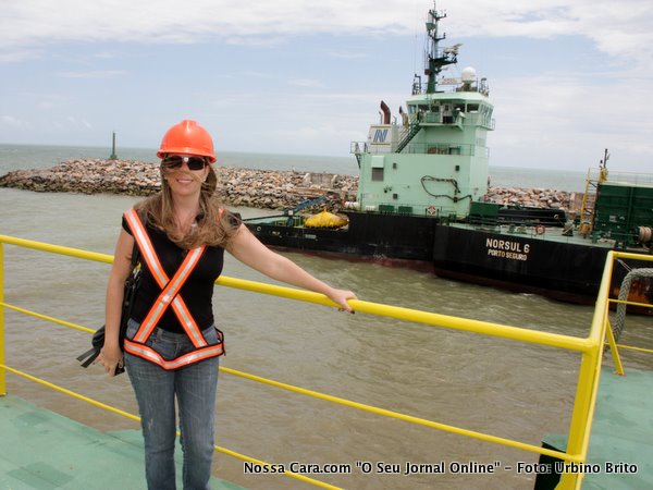 A engenheira civil Karen Daniela posa para a nossa lente tendo ao fundo a embarca&ccedil;&atilde;o que empurra as barca&ccedil;as em dire&ccedil;&atilde;o ao Porto Cel em Aracruz - ES 