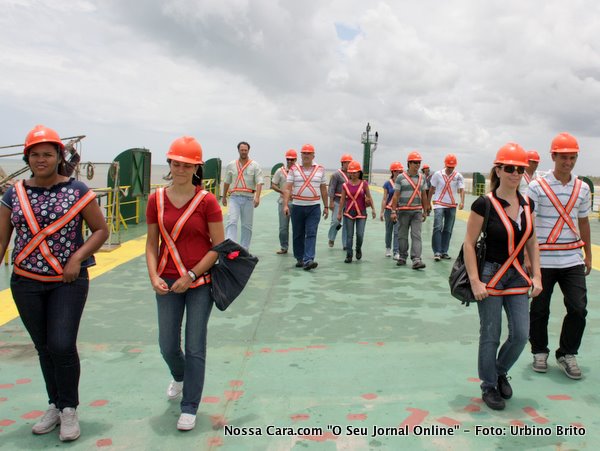 A foto mostra cos conselheiros em cima de uma das barca&ccedil;as