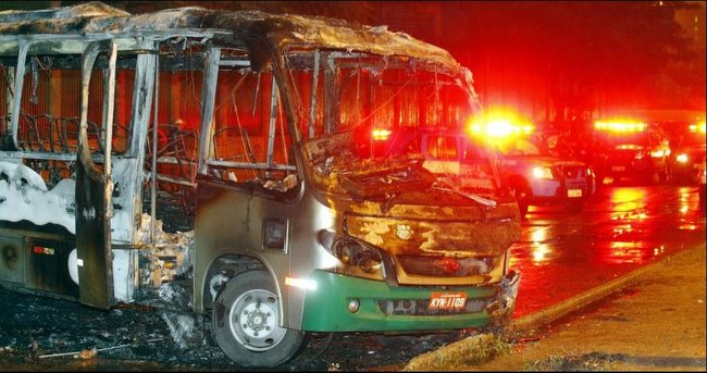 25.11.2010: Criminosos interceptaram um &ocirc;nibus da Via&ccedil;&atilde;o Flores na altura da Cidade Alta, na pista sentido zona oeste do Rio. O motorista Reginaldo Dias Peixoto, 36 anos, n&atilde;o obedeceu a ordem de parar e os criminosos atiraram. Em seguida, atearam fogo no ve&iacute;culo. O motorista foi atingido na cabe&ccedil;a e levado para o Hospital Get&uacute;lio Vargas, na Penha - Foto: Fernando Quevedo / Ag&ecirc;ncia O Globo