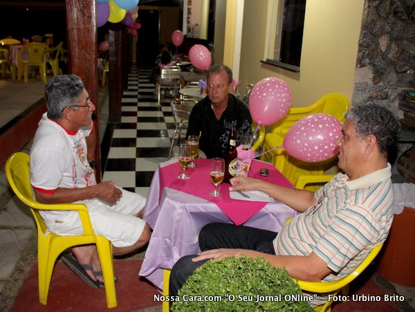 Ailton Bahia (direita) o amigo Ronaldo (centro) e o jornalista Teoney Guerra em bate papo informal
