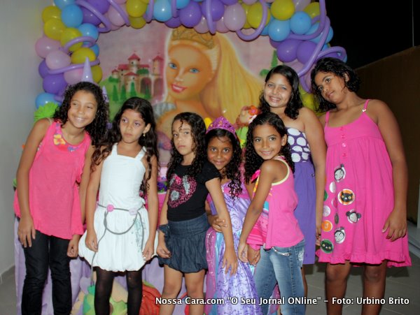 Maria Vict&oacute;ria (centro) com amiguinhas que vieram lhe dar os parab&eacute;ns