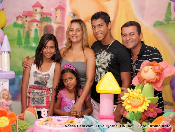 Da esq/direita Mariana, Maiza, Carlos Henrique, Carlos Alberto e a anivers&aacute;riante Maria Vict&oacute;ria
