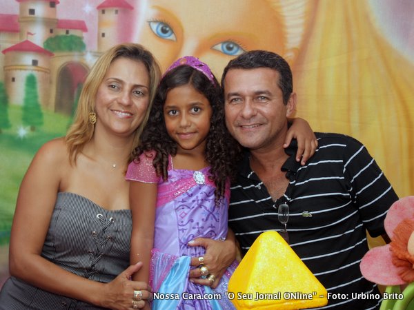 Mam&atilde;e Maiza Bahia e papai Carlos Alberto felizes com sua linda filha