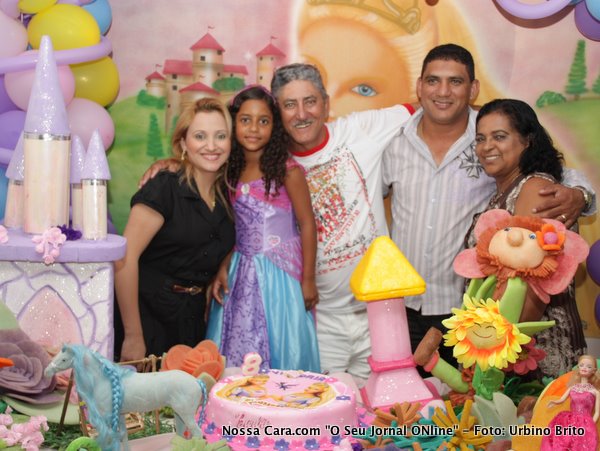 Da esq/direita a Tia Daniele, Maria Vict&oacute;ria, vov&ocirc; Ailton Bahia, o tio Junior Bahia e a vov&oacute; dona Lidinha