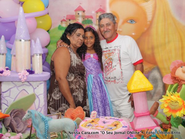 Ailton Bahia e a esposa do Lidinha com a netinha Maria Vict&oacute;ria que colhe mais uma rosa no jardim de sua exist&ecirc;ncia