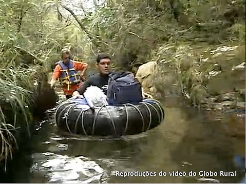 Equipamento do Globo Rural sendo levado em uma boia pra n&atilde;o molhar
