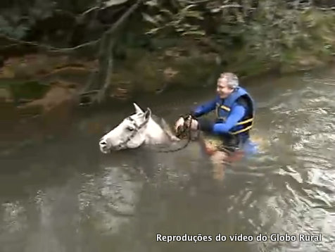 Rep&oacute;rter do Globo Rural praticando o aquavalo 