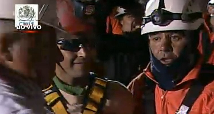 O primeiro mineiro, Flor&ecirc;ncio Avalos, &eacute; resgatado da mina (13/10) Reprodu&ccedil;&atilde;o/GloboNews