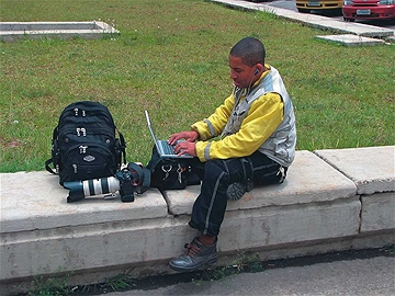 Munido de modem sem fio e um computador portatil e uma filmadora o Brito percorre Sampa cobrindo os acidentes do tr&acirc;nsito - Foto: M&aacute;rio &Acirc;ngelo