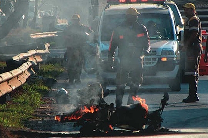 Moto em chamas na Marginal do Tiet&ecirc; - Foto: Oslaim Brito