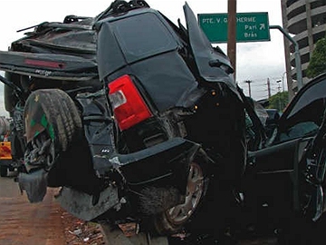 Carro destruido ap&oacute;s colis&atilde;o com um caminh&atilde;o - Foto: Oslaim Brito