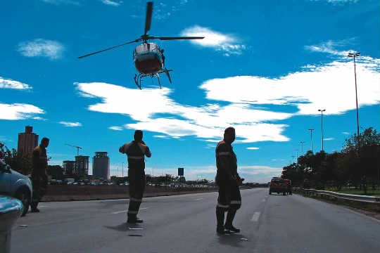 Helic&oacute;ptero &Aacute;guia pousando - Foto: Oslaim Brito