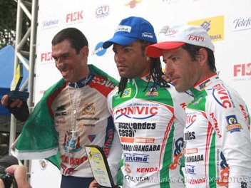 Fl&aacute;vio no p&oacute;diu recbendo a premia&ccedil;&atilde;o