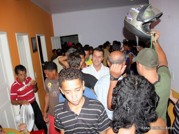 Nesta imagem Deldi de camisa branca no meio do povo dentro de sua resid&ecirc;ncia