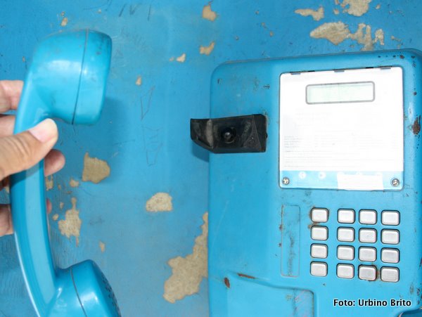 Telefone cujo gancho - que sustenta o fone - est&aacute; quebrado