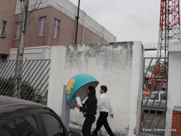 O aparelho em frente &agrave; empresa, com defeito.  