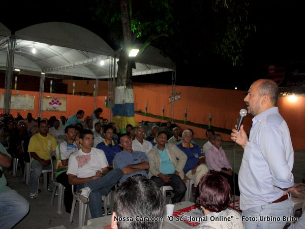 Rob&eacute;rio Oliveira fala aos presentes sobre a import&acirc;ncia da nova lei antes de sancion&aacute;-la